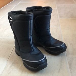 Lands’ End kids snow boots black and gray size 3 excellent condition